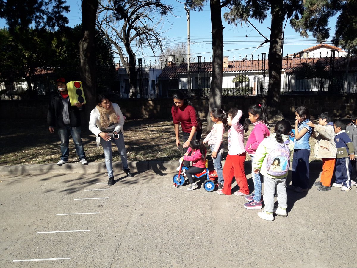Jorgelina_07's tweet photo. Educ.Vial Los Niñxs de EA Hogar Escuela simulan recorrido y aprenden las Leyes de Tránsito.👏👏👏@patriciapinasco @AZCNFERNANDEZ @artydance23 https://t.co/zBQ2SgCEZ4