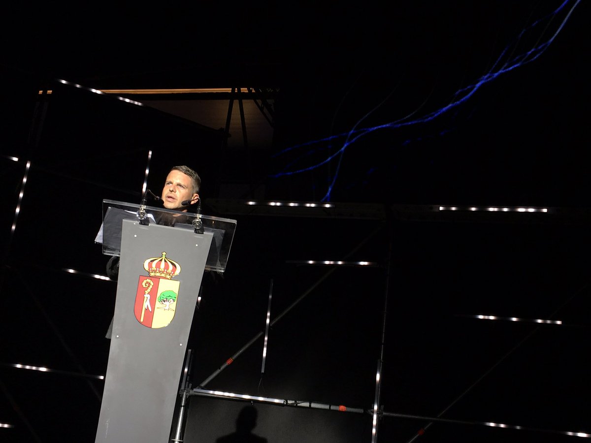 TurismoArona's tweet photo. David Muñoz recoge el premio de Jerónimo Saavedra "Gracias a él, por ser uno de los primeros políticos en visibilizarse" #PremiosAT #LGTBIQ https://t.co/x4fLuatsFz