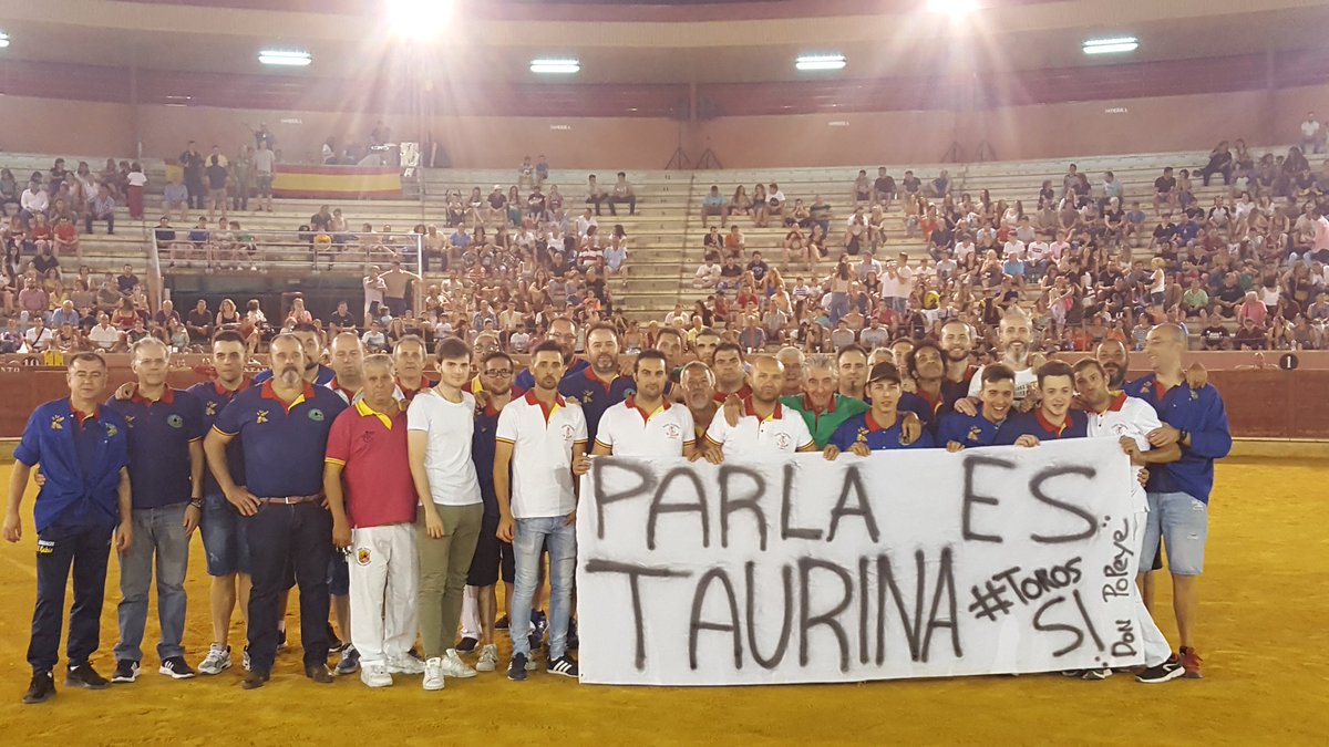 Seguimos con nuestro Sabado taurino ahora con la Capea del apagón de @Por_Naturales reivindicando que nuestro pueblo es taurino #TorosSi