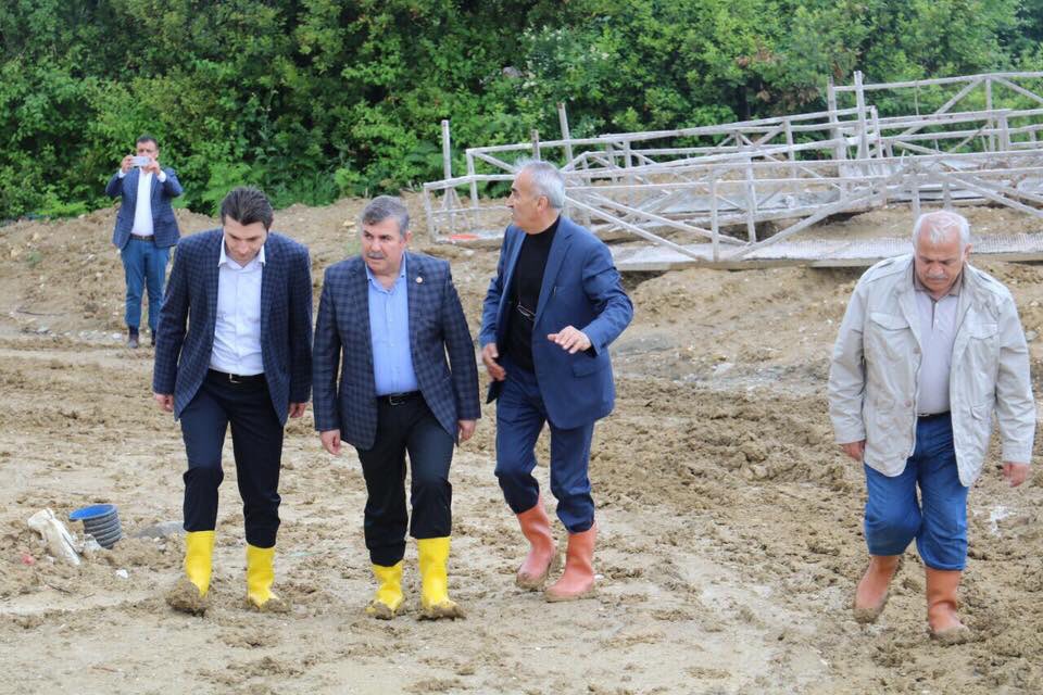 Sinop'un okul inşaat sahalarını mübarek günde çizmelerini giyerek gezen AK Parti Sinop Milletvekili <a href="/NazimMavis/">Dr. Nazım Maviş</a> beyi alkışlıyoruz.