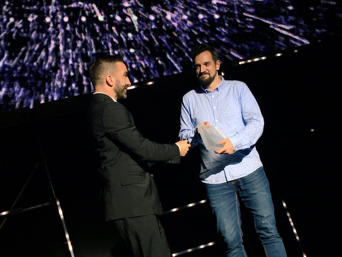 TurismoArona's tweet photo. El periodista David Guerrero entrega el Premio Empresa Social a @FranciscoPolo de @Change #PremiosAT #LGTBIQ #ARNCulturePride https://t.co/xrw416jOE8
