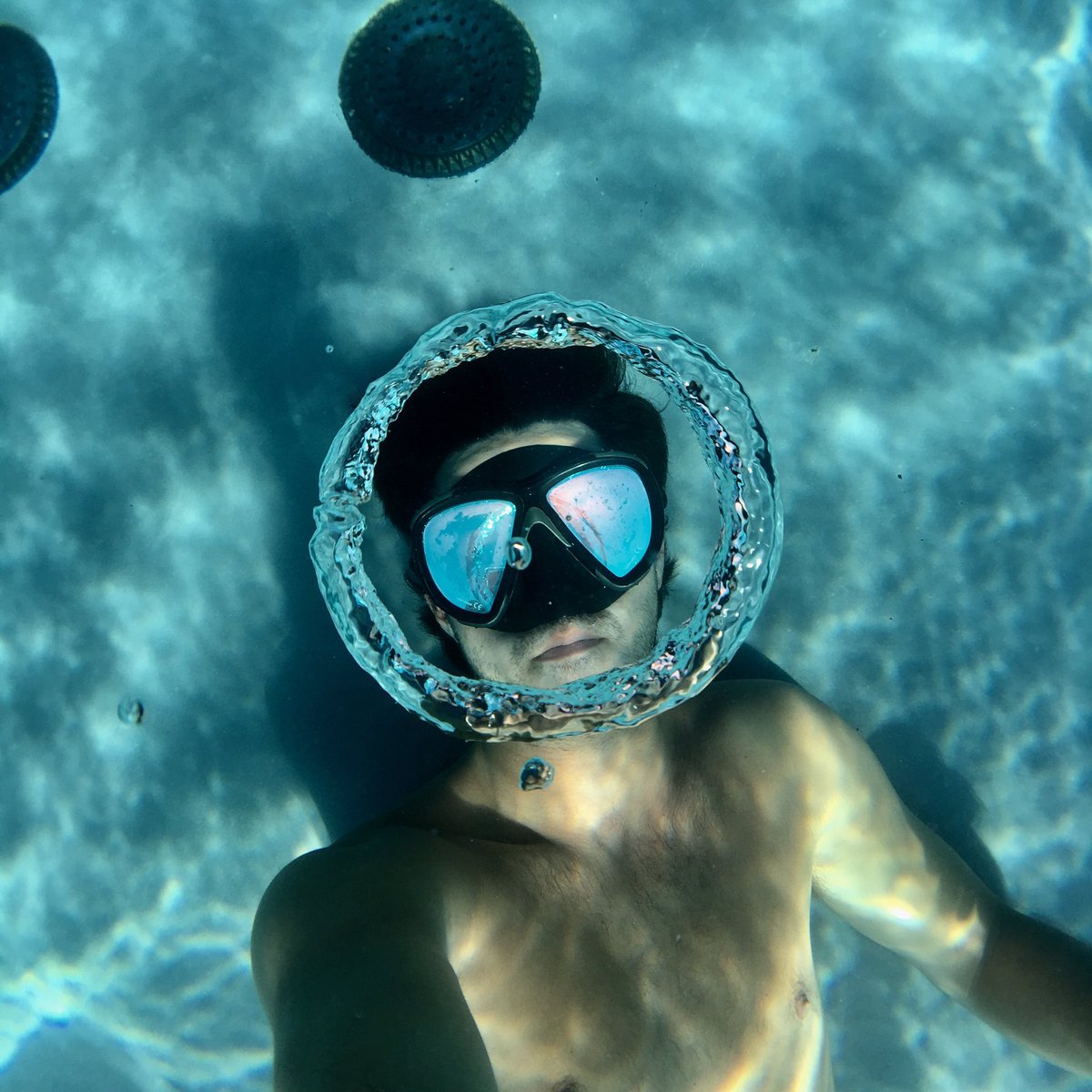 davidbarry89's tweet photo. Playing with bubbles. #bubbles #optrix #iphone https://t.co/31J7iBvLfR