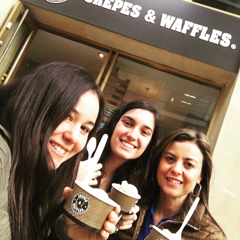 Lalanaf's tweet photo. #aventurandesrace #elpithostel Rápidos y Furiosos. Comiendo helado en Crepes https://t.co/az7OLwmXo5