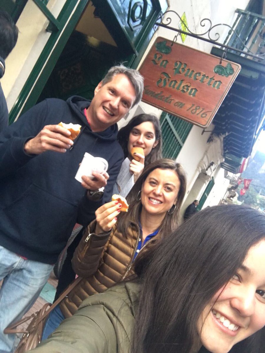 Lalanaf's tweet photo. #aventurandesrace #elpithostel Rápidos y Furiosos. Comiendo en la puerta falsa https://t.co/FTt1Ukc80F
