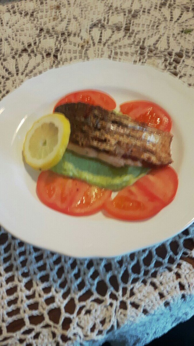 Danni_Arnars's tweet photo. @GordonRamsay how do you like my crispy fried salmon on a bed of parsley purée 🐟🐟🐟 https://t.co/MXDbpcuBX4