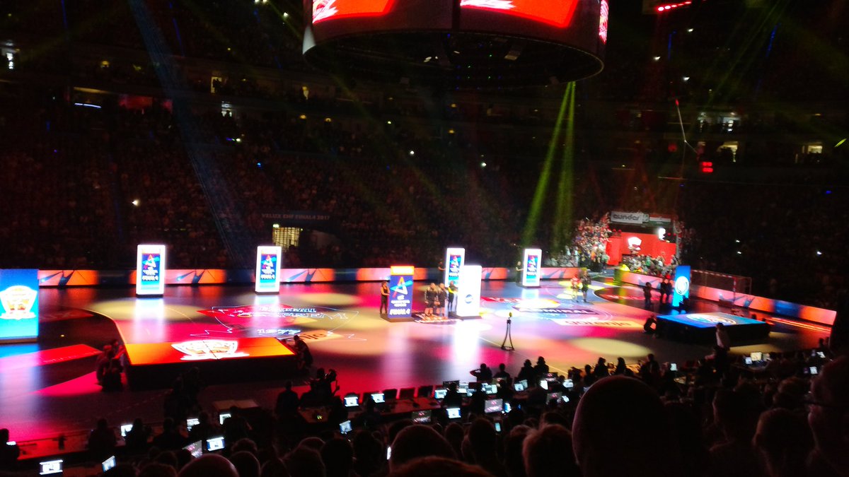 Encore 2 énormes opening show proposés aujourd'hui à Cologne en ouverture des 1/2 finales. Bravo <a href="/ehfcl/">EHF Champions League</a> &amp; @EHF 👏👏👏