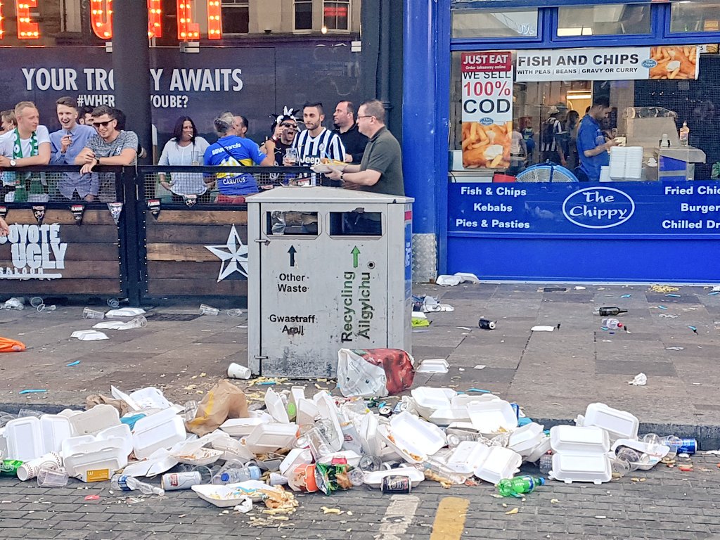 ILovesTheDiff's tweet image. A one-off event in Cardiff: St Mary Street and town strewn with the hallmarks of a great day - and yet Caroline Street remains pristine.