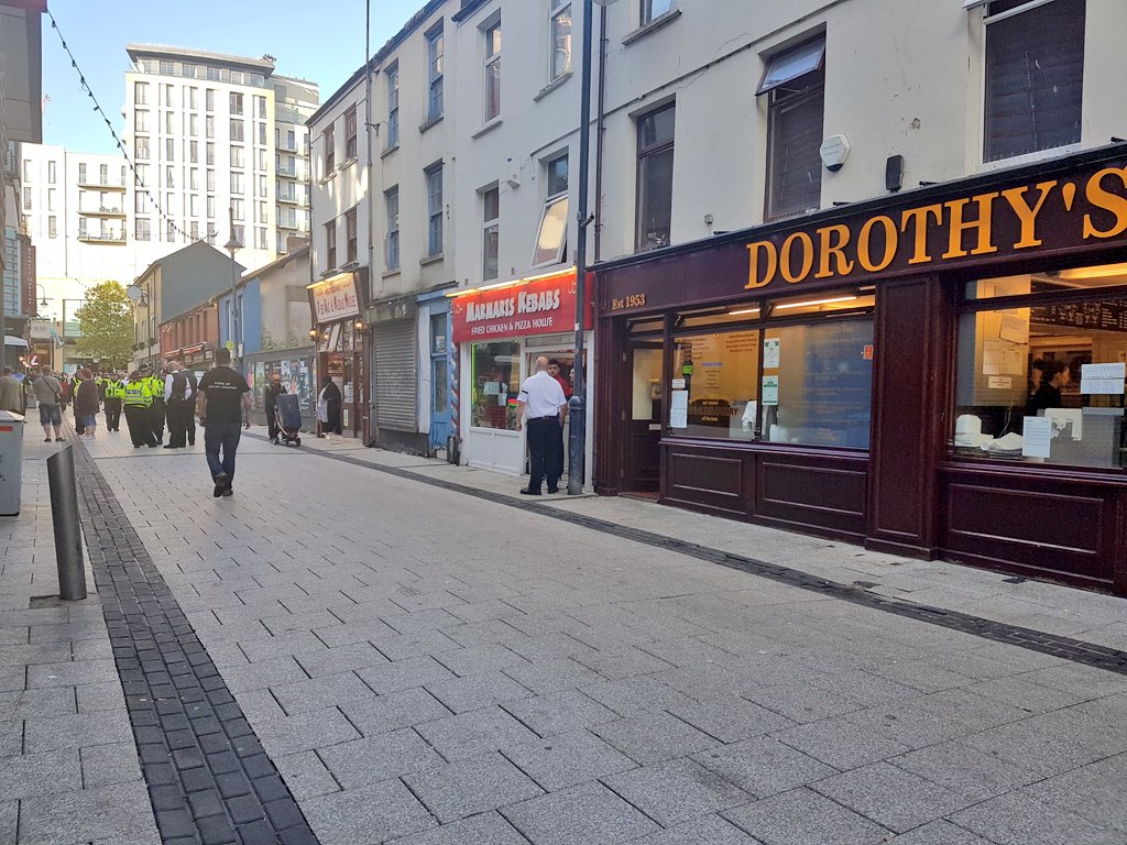 ILovesTheDiff's tweet image. A one-off event in Cardiff: St Mary Street and town strewn with the hallmarks of a great day - and yet Caroline Street remains pristine.