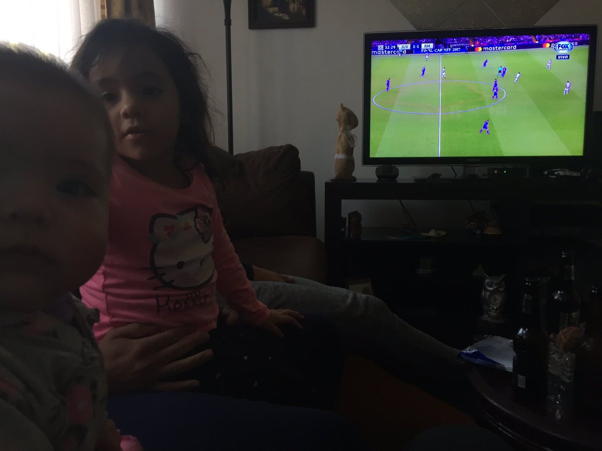 zociost's tweet photo. La Amira viendo la final de la #ChampionsxFOX 👏🏻🇨🇱 https://t.co/1I7GM2XnBG