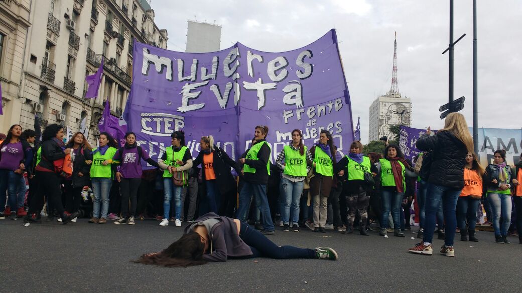 MovimientoEvita's tweet photo. #AHORA Marchamos por #NiUnaMenos #VivasYLibresNosQueremos #3J https://t.co/BbG9mAd9jU