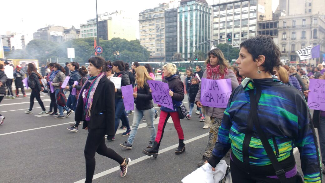 MovimientoEvita's tweet photo. #AHORA Marchamos por #NiUnaMenos #VivasYLibresNosQueremos #3J https://t.co/BbG9mAd9jU
