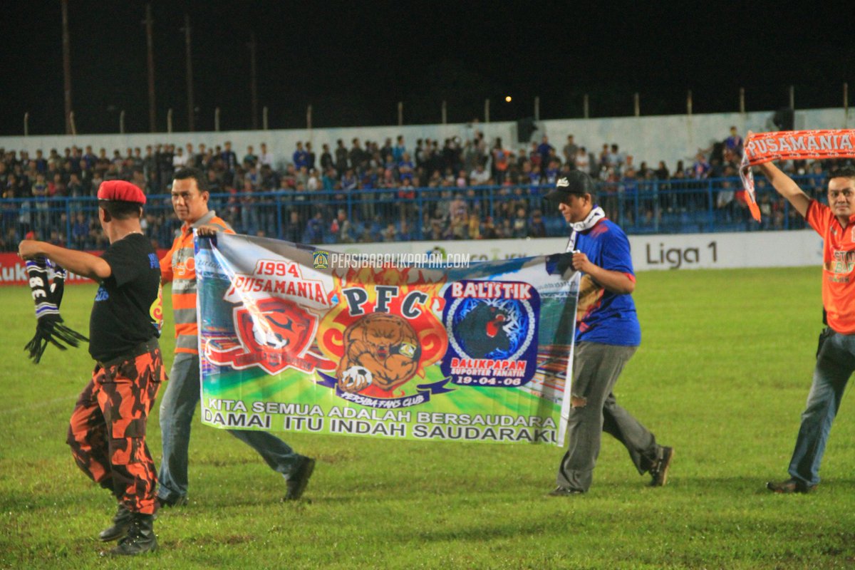persibafc_media's tweet photo. Semoga persaudaraan ini tetap berlanjut untuk selamanya. Karena kami adalah saudara. Sampai bertemu di Segiri nanti. #gojektravelokaliga1 https://t.co/rzhbEurpi4