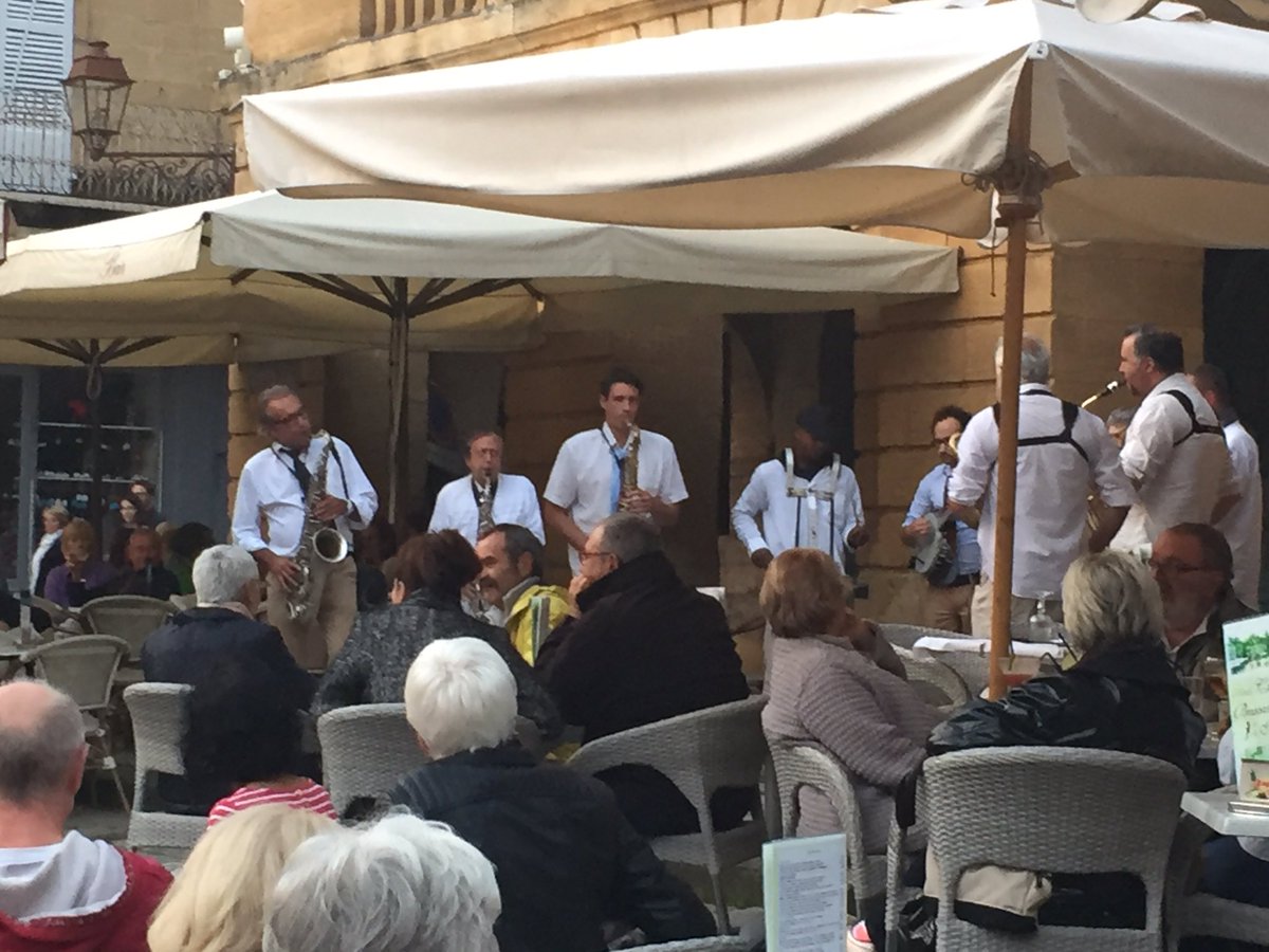 fduvalsarlat's tweet photo. Jazz a gogo dans les rues de Sarlat. https://t.co/qX89TDcA18