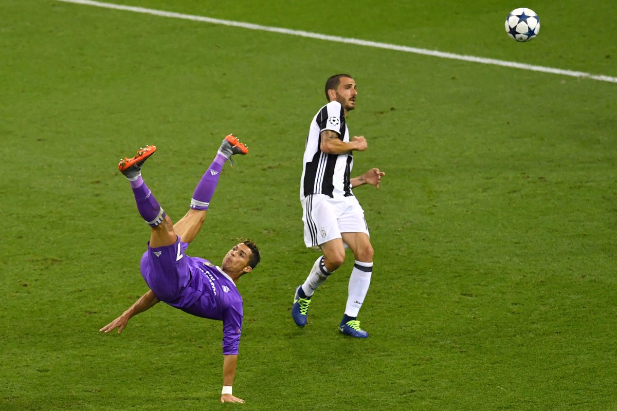 ChampionsLeague's tweet image. .@Cristiano tries the acrobatic route in an attempt to restore the lead. #UCLfinal