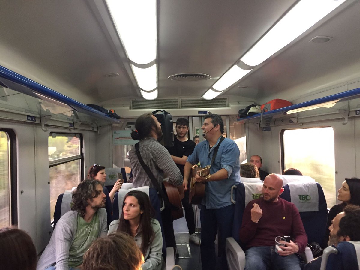 depo_es's tweet photo. O #AtlanticoExpress volta a Vigo como foi a Porto, coa música dos #RiasBaixasFests.
Con #tinchofernan en @basantaband https://t.co/Vuofd7m1UI