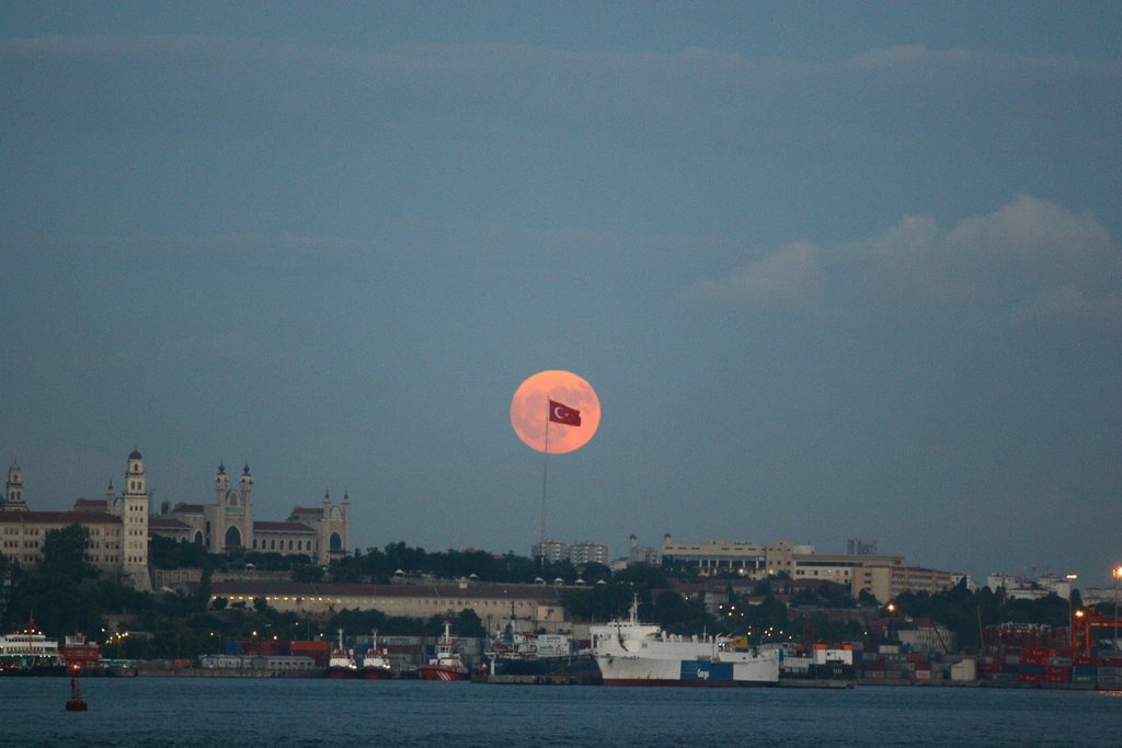 burakatess33's tweet photo. Dünyanın en güzel denk gelişi. 🇹🇷 🌘 https://t.co/Qzq0iSaepv