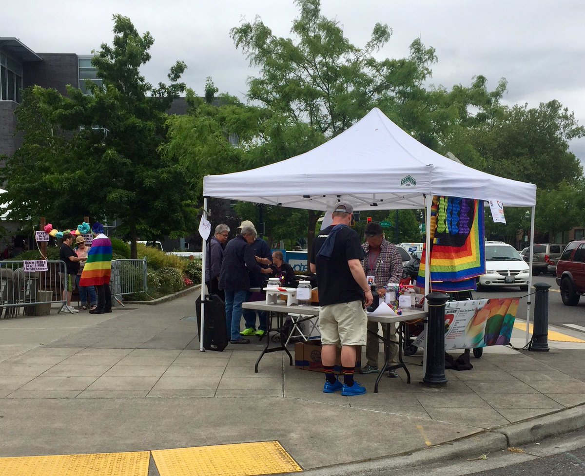 JJusseroKOTV6's tweet photo. 1st annual #BurienPrideFest going on now til 10pm in downtown @Burien @DiscoverBurien https://t.co/unhTm11M7N