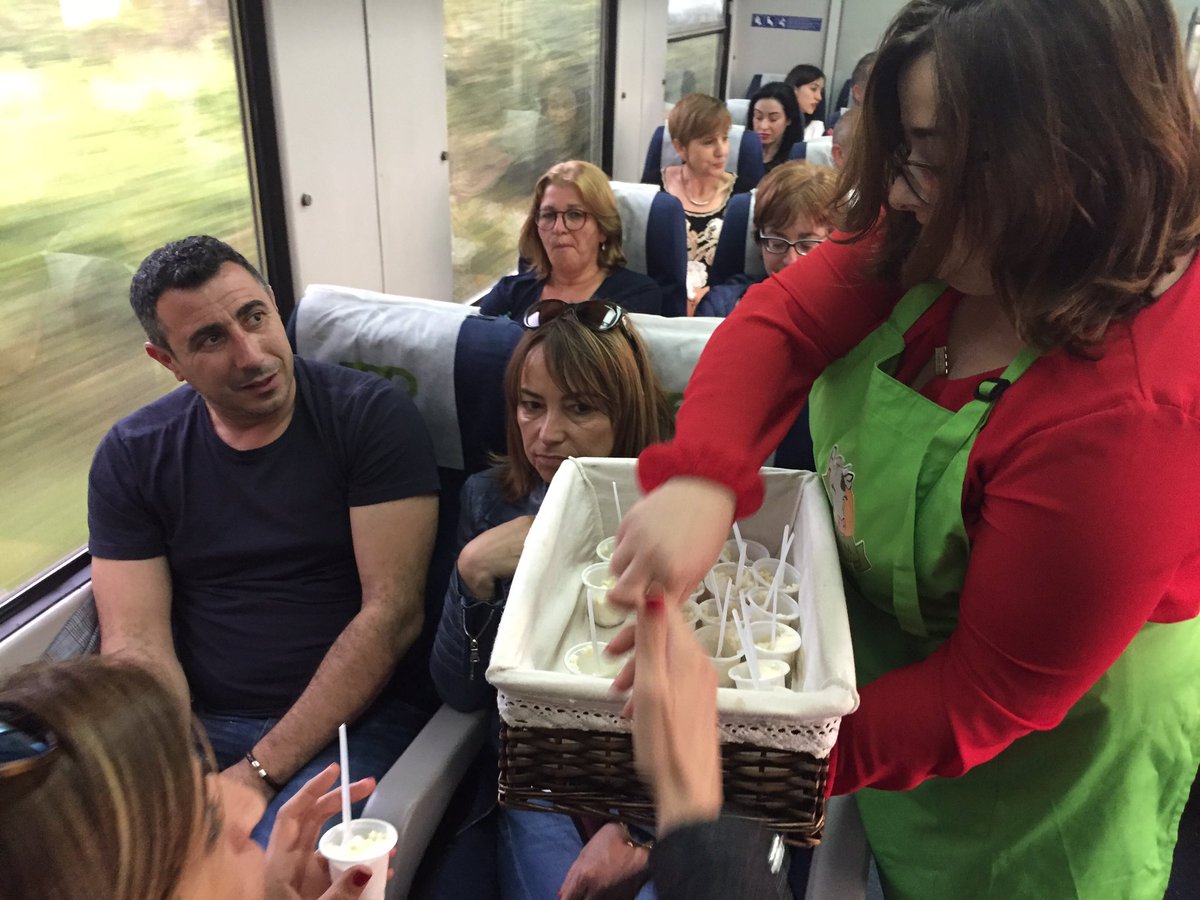 turisriasbaixas's tweet photo. El #AtlanticoExpress a punto de llegar de regreso a #Vigo #RiasBaixasFest con #música y #RiasBaixasGastro https://t.co/5oxaa0F6ma