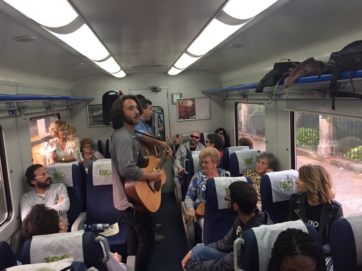 turisriasbaixas's tweet photo. El #AtlanticoExpress a punto de llegar de regreso a #Vigo #RiasBaixasFest con #música y #RiasBaixasGastro https://t.co/5oxaa0F6ma