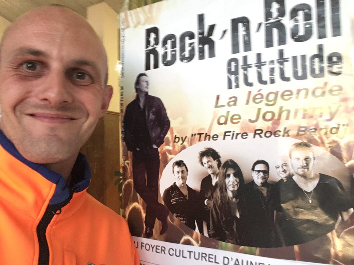 ADPC28's tweet photo. Deux bénévoles en poste pour le concert la légende de johnny. https://t.co/fwBG7A4pSQ