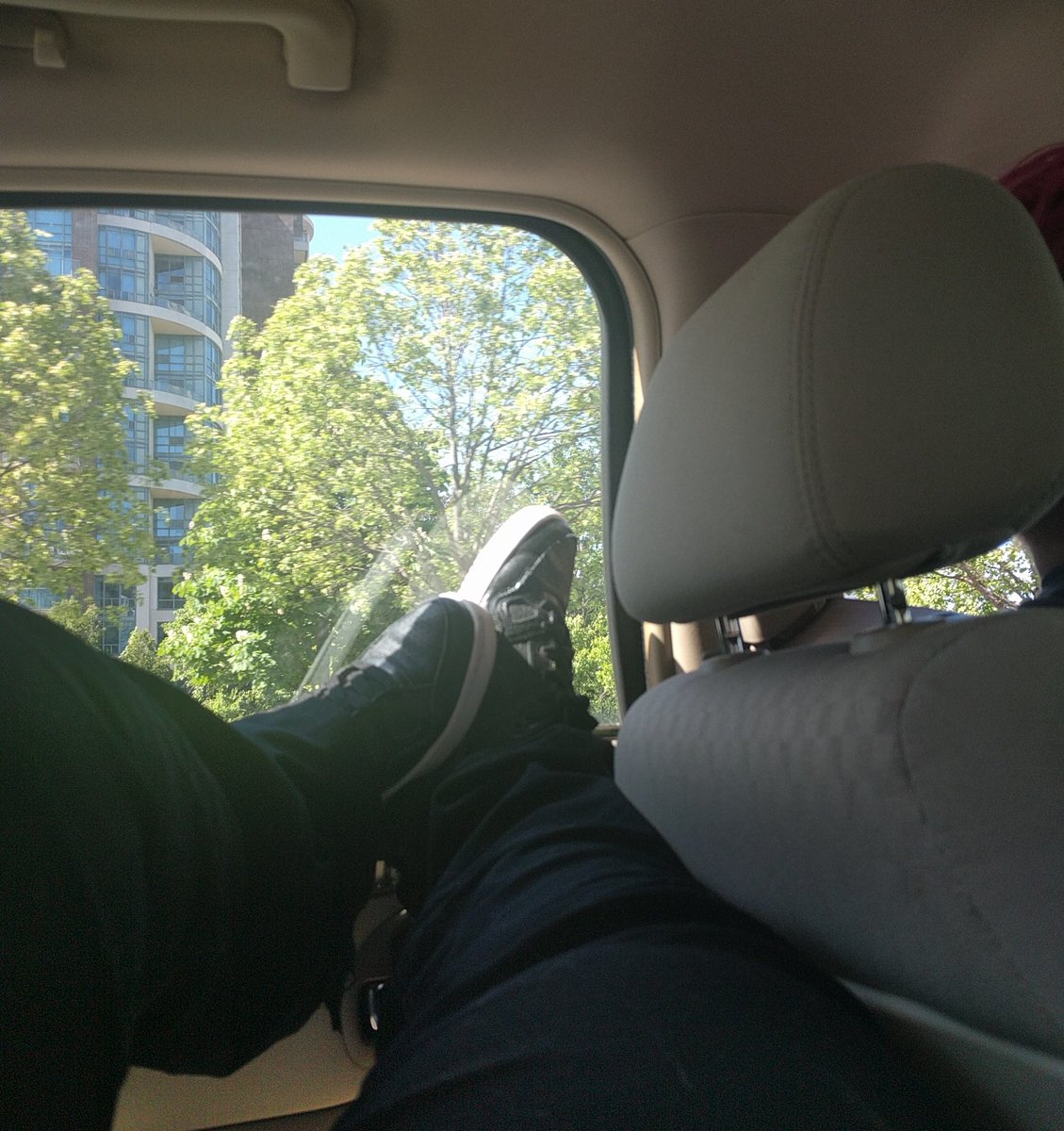 ppclintbarton's tweet photo. The only way to travel. Laying in the back with your feet up. Thanks for the lift @ppsteverogers 😘 https://t.co/N26kZn5wAm