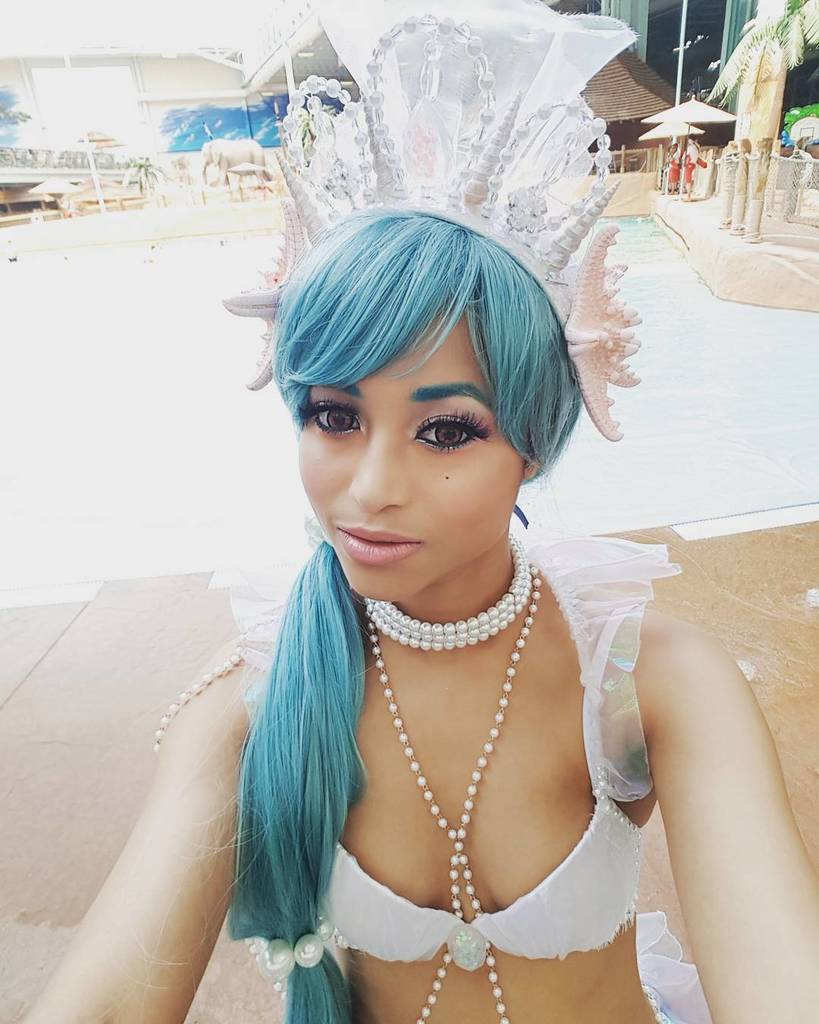 MeltingMirror's tweet photo. In Primarina for the day at #Colossalcon.
Wig provided by @ardawigs 
#pokemon #pokemongijinka #primarina #gijinka … https://t.co/4TlfvawCDA https://t.co/Nnyvul2p1O