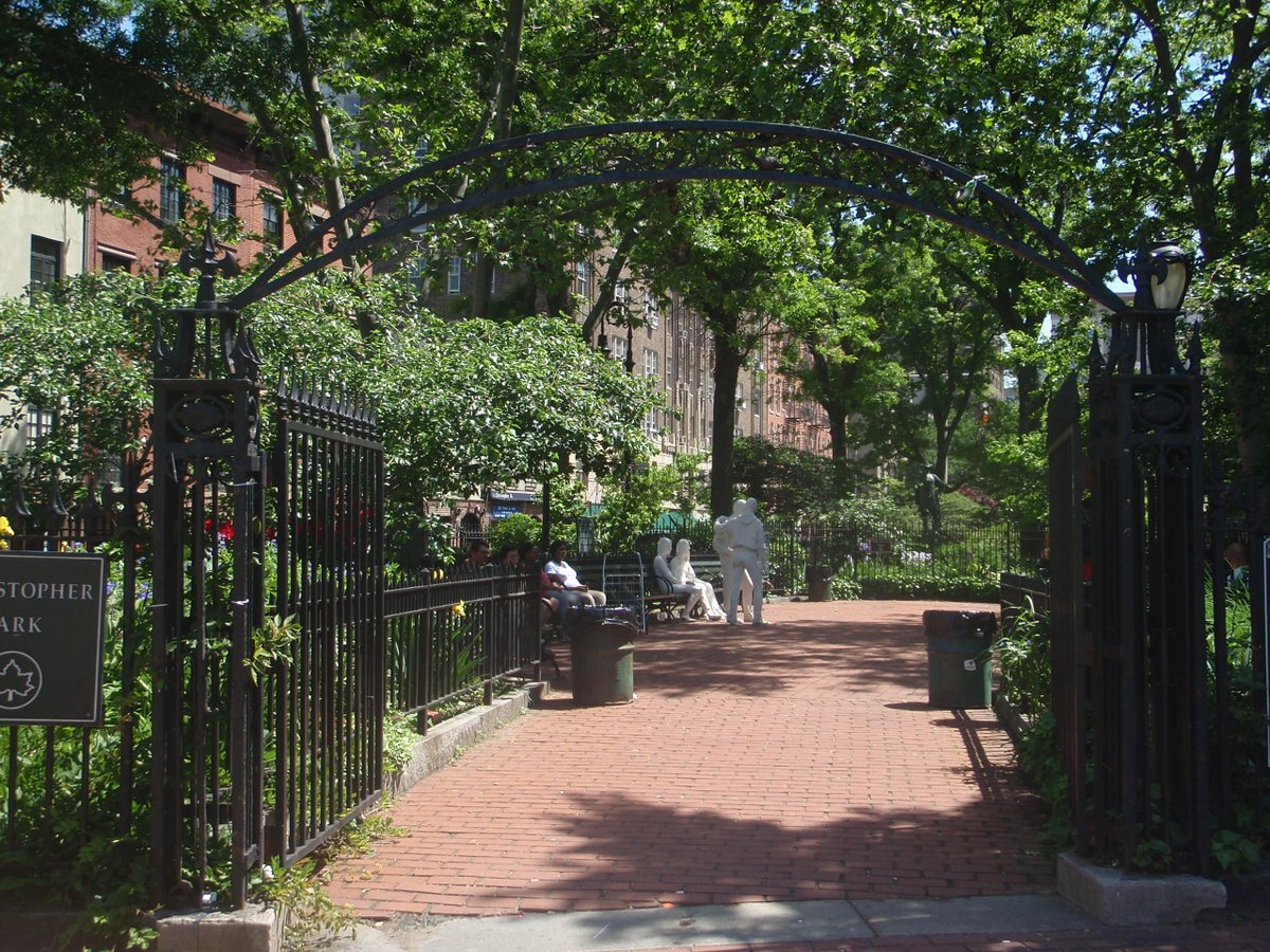 NatlParkService's tweet photo. Celebrate #PrideMonth by learning about #Stonewall National Monument, 1st to honor the #LGBT struggle for equality https://t.co/hLeNiM8Gk6 https://t.co/Y1Tu4Wtkco