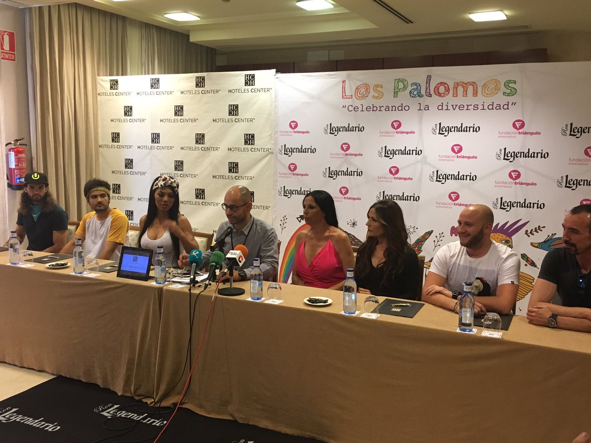 Mesa completa de la rueda de prensa Los Palomos