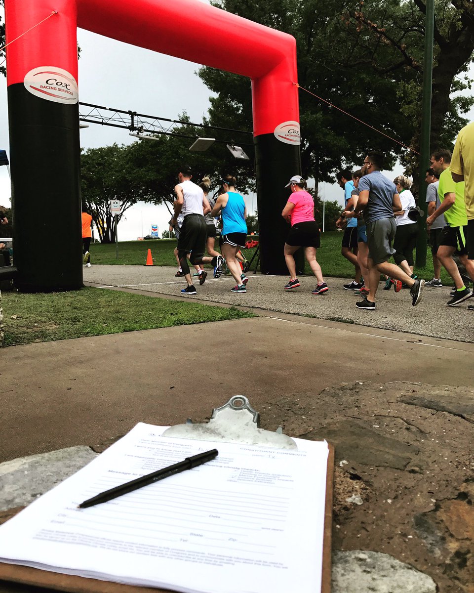 ccldfw's tweet photo. We're here at #RunForTheEnvironment benefitting @greensourcedfw! Come write a letter to Congress to #ActOnClimate! #ccldfw #dearcongress https://t.co/O5K2kXQApH
