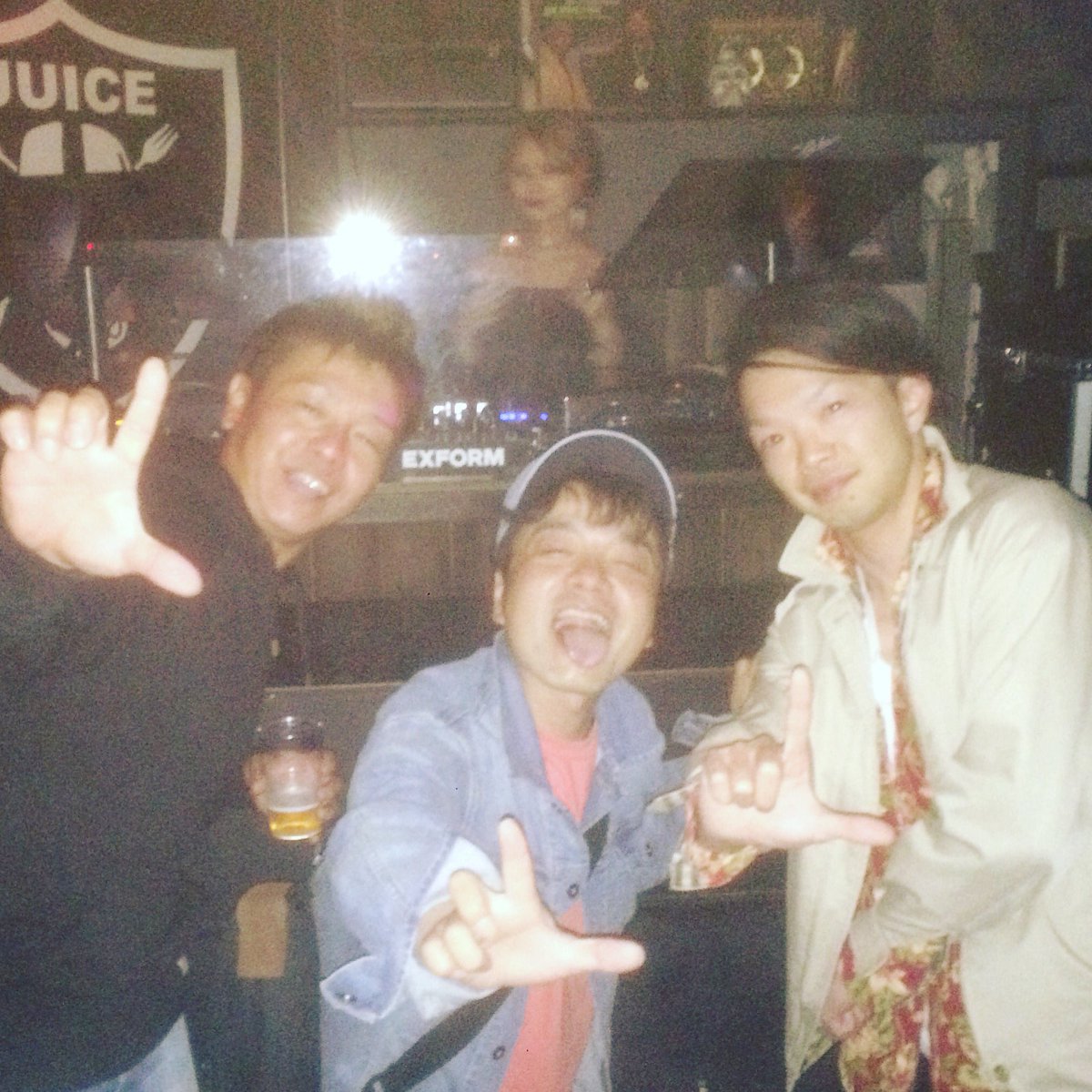 kentaro7R's tweet photo. 楽しかばい✨今日はトシ君と遊んでおります☆トシ君にストーリーで週間トリニティの俺バージョンやられたw
#music #juice #小宇宙 #dj #tocy #週末 #夜遊び #えーまん君 #発見 #音楽 #tequila #ハブ酒 #酒 https://t.co/cVkeKaRtH4