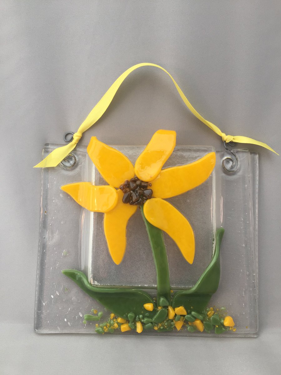 PJsGlass's tweet photo. This cute wall vase has a pocket for small items like a flower, notes, pens. Or just hang it as is. https://t.co/bLKn1zGI0Q https://t.co/cVntCGks8T