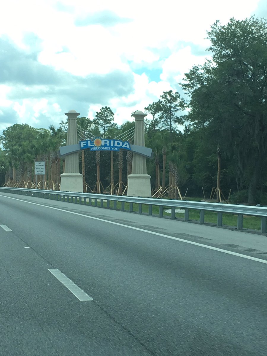 TenaciousTeresa's tweet photo. As much as I make fun of this state, it sure is nice to see this sign. #hiflorida https://t.co/VlvHtTExUE