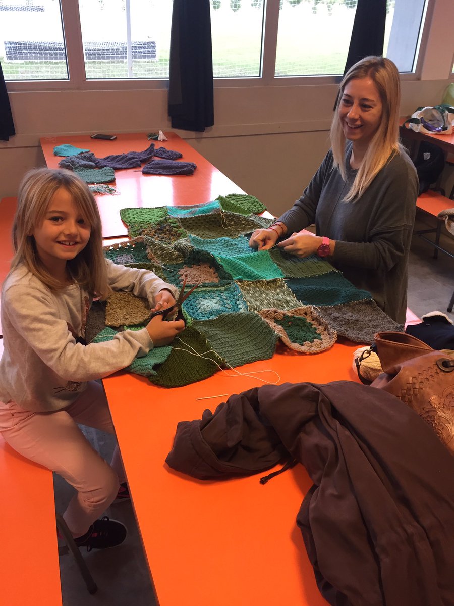 conectadosnfs's tweet photo. Hoy se reunieron a coser las mantas con la inmensa cantidad de aportes #tucuadraditoabriga #solidaridad #encuentrogeneracional https://t.co/Wvi5nSNT6z