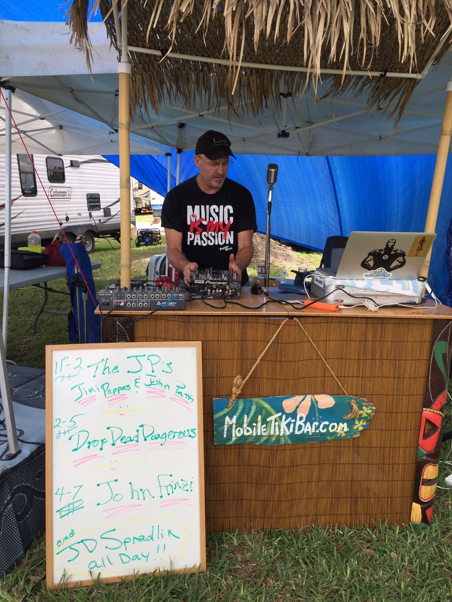 MobileTikiBar's tweet image. The party in the parking lot has begun in #tampa for @jimmybuffett tonight! @JDSpradlin from @radiomville starting the party @MobileTikiBar!