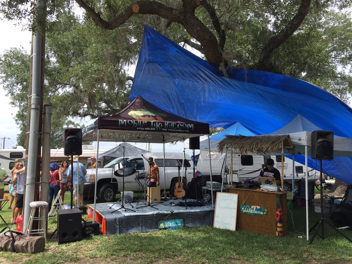 MobileTikiBar's tweet image. The party in the parking lot has begun in #tampa for @jimmybuffett tonight! @JDSpradlin from @radiomville starting the party @MobileTikiBar!