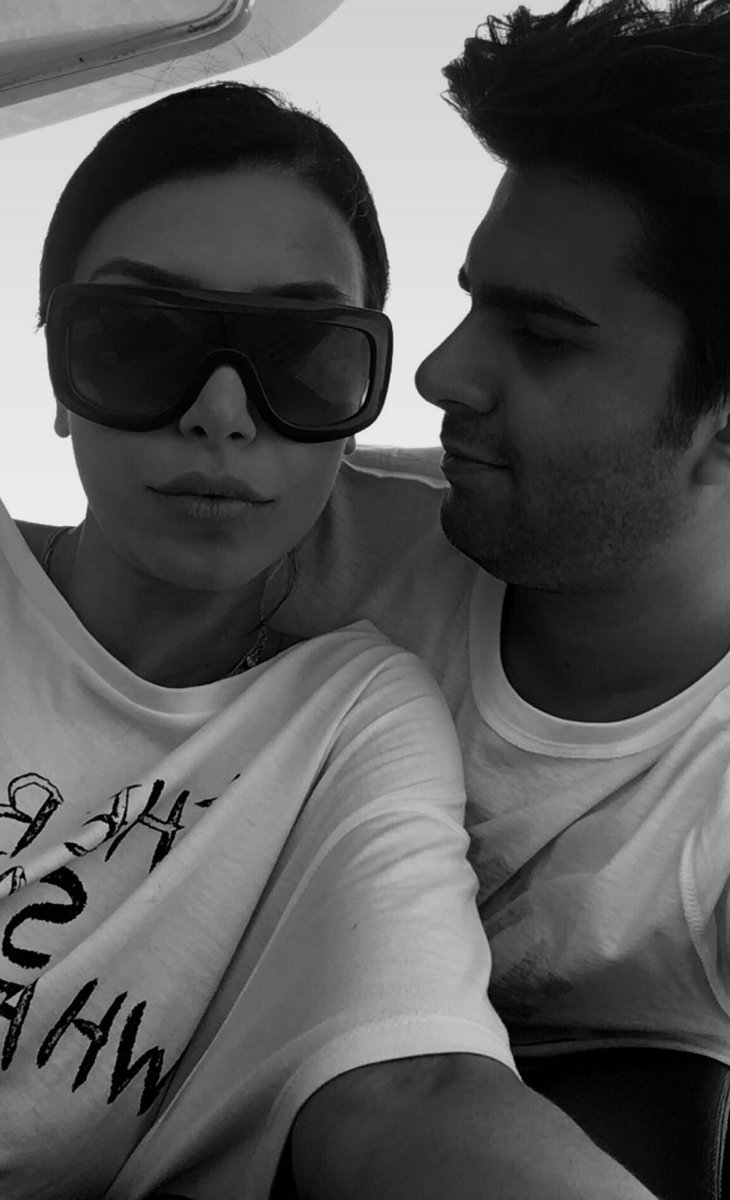 Huzunluuponcikk's tweet photo. Aranızda sevme gücünün uçsuz bucaksız olduğunu
hissetmeyen var mı?’ ♥ 
#AdDid https://t.co/sPODmgO0Br