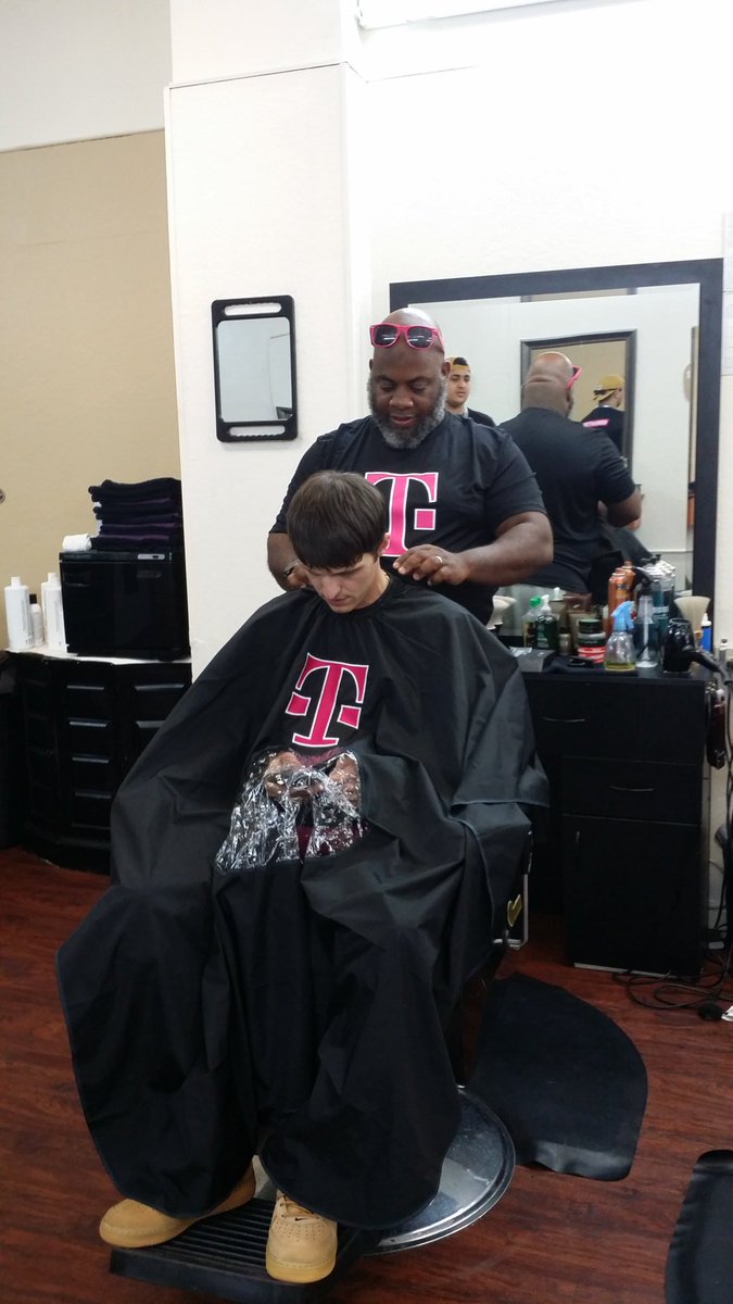 Monrayville's tweet photo. looking fresh with @its_spillz  @StylesOnCarson compliments of the Un-carrier capes from @DPike5 @Kenyadunn12 https://t.co/VZEklYmWWE