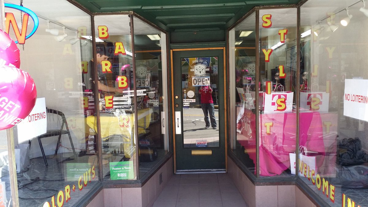 Monrayville's tweet photo. looking fresh with @its_spillz  @StylesOnCarson compliments of the Un-carrier capes from @DPike5 @Kenyadunn12 https://t.co/VZEklYmWWE