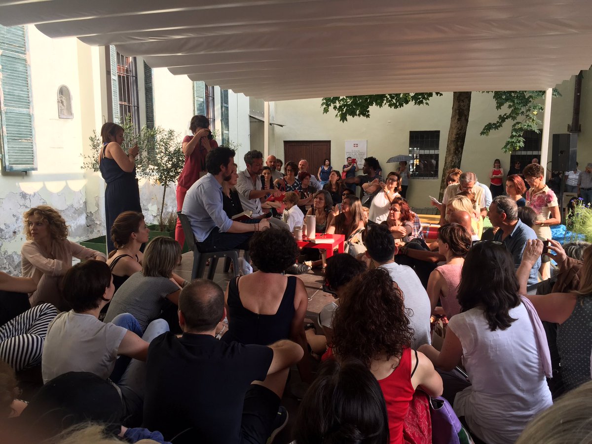 La pioggia dà sostanza alla 1ma persona plurale di #AnnieErnaux, all'identificazione tra autrice e lettori: pubblico sul palco #invasione17