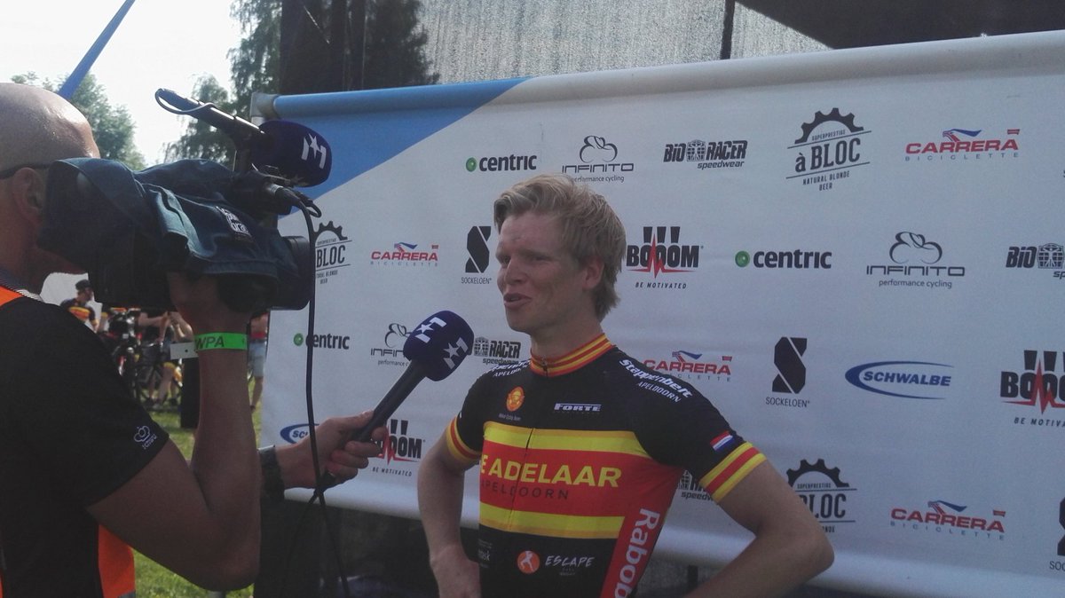 Last but not least: de @aBLOCBikeBeer prijs voor de strijdlust voor Arne Peters! De Adelaar-renner reed lange tijd alleen aan de leiding.