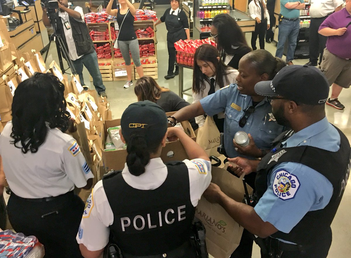 Chicago_Police's tweet photo. @MarianosMarket Stuff the Squad helps support local food pantries through the sales of pre-stuffed bags at thirteen
Mariano's locations around Chicago https://t.co/dHH9svqEm6