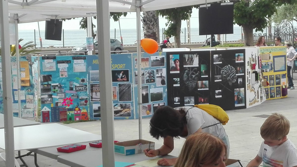 vilaeducvdm's tweet photo. Aquest matí hem enllestit entre tots i presentat el llibre  Els infants i el poble. Col.laborant fem #vilaeducadora #vilassardemar https://t.co/VKiQPmaPd3