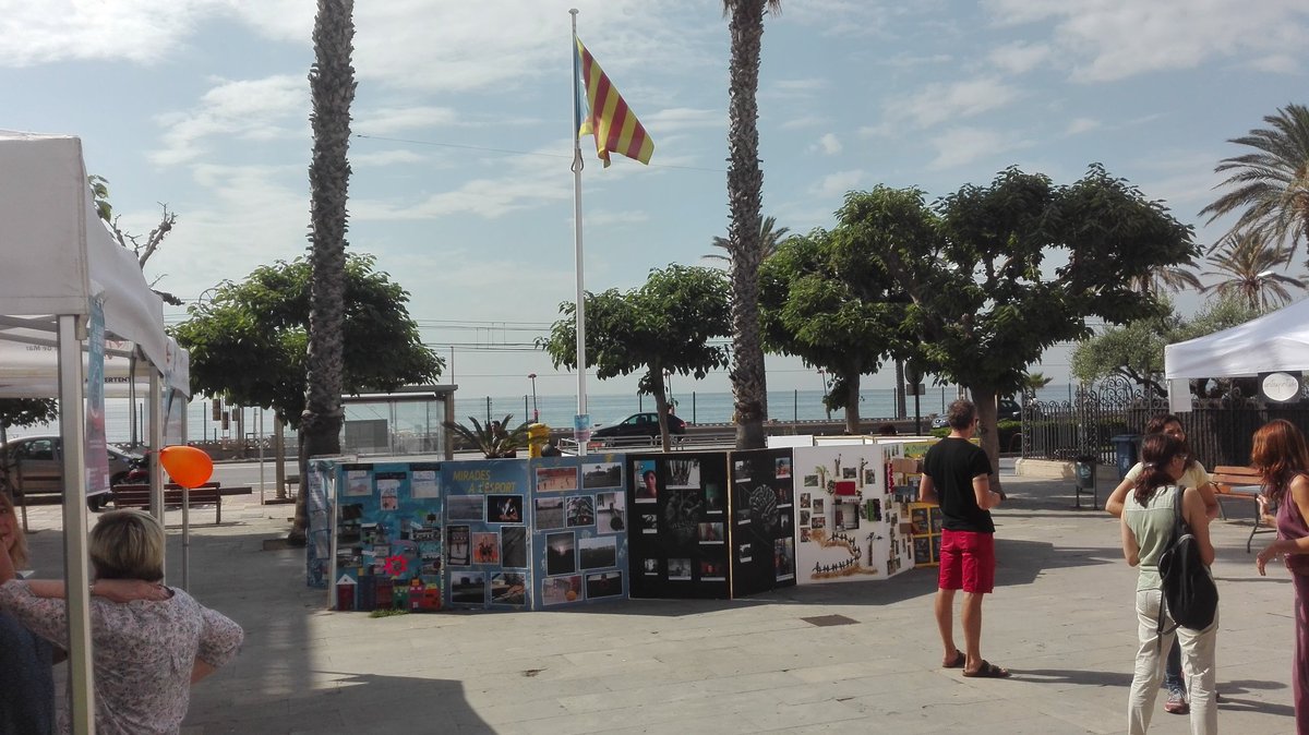 vilaeducvdm's tweet photo. Aquest matí hem enllestit entre tots i presentat el llibre  Els infants i el poble. Col.laborant fem #vilaeducadora #vilassardemar https://t.co/VKiQPmaPd3