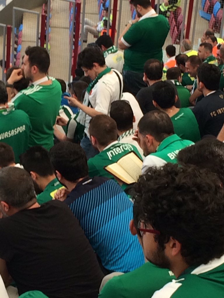 trabzondergi's tweet photo. Siz tarlaları sürüp şike yaparak maç kazanırken, adamlar inançlarıyla kazandılar! https://t.co/MEfn4wuHZb