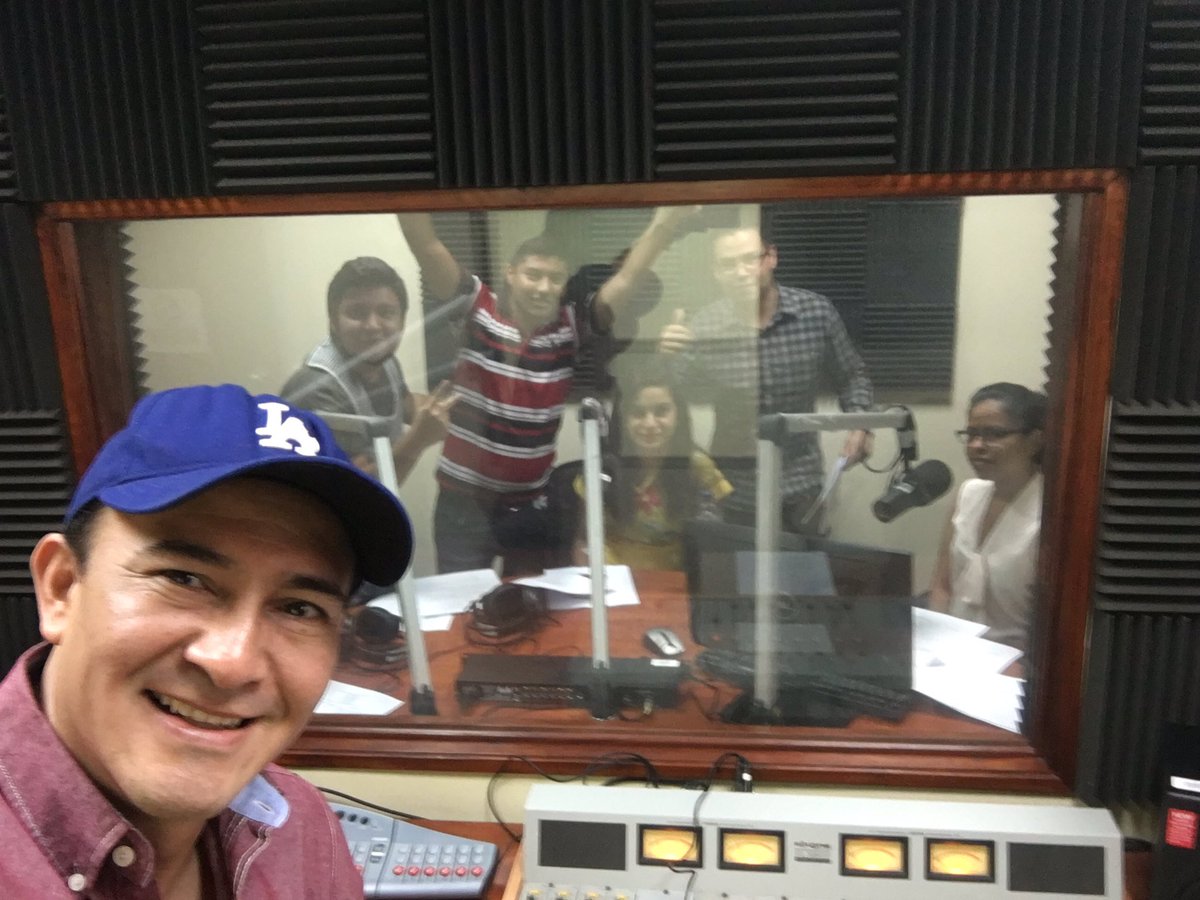 JJBarriosjj's tweet photo. Comenzamos los exámenes finales de semestre en la #FACCOM #UMG @radioUMG ((al aire)) https://t.co/ClRSwsiDrO