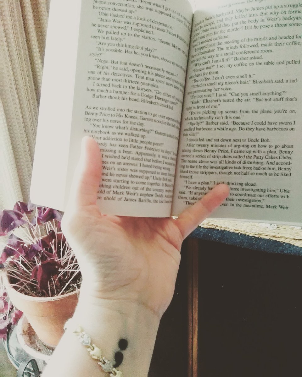 lady_moffat's tweet photo. #HowIRead @BookRiot #RiotGrams Day 3 π https://t.co/1nw1eZ0U8J