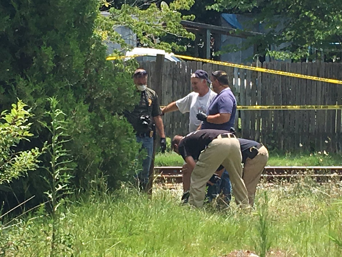 MikeGellatly's tweet photo. Body found on E 8th St in Lumberton. Discovered by two men this morning in overgrown yard behind abandoned house. https://t.co/W9Lb2vJEkN