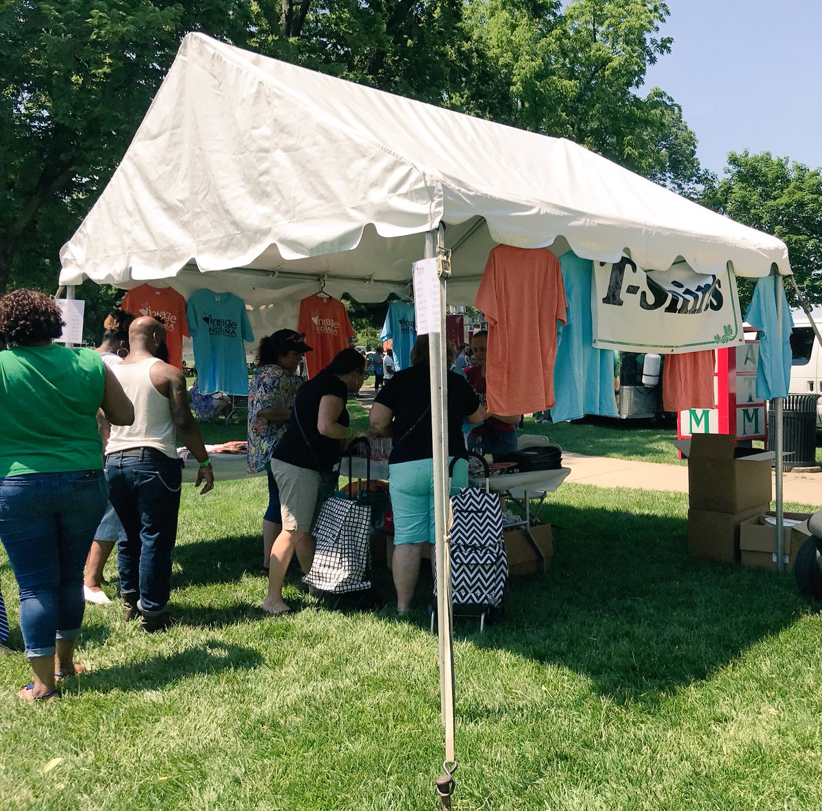 It's a beautiful day for live music, handmade crafts, shopping, food trucks, and wine! #winelovers 🍷☀️