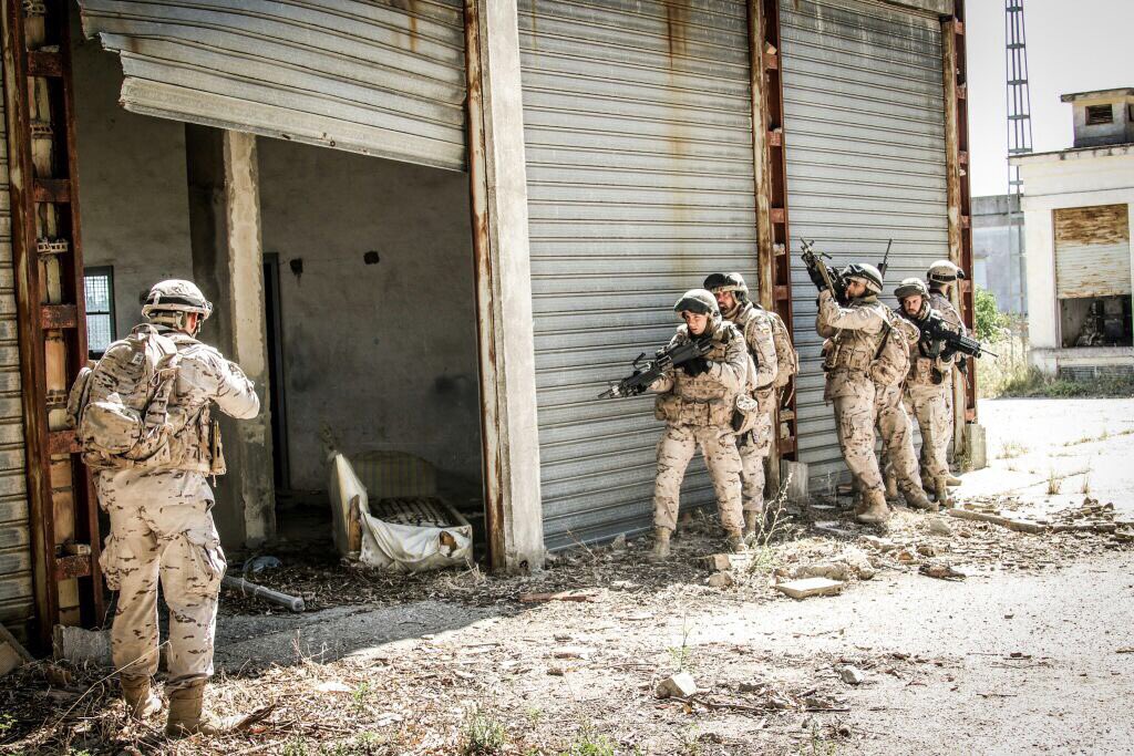 Armada_esp's tweet photo. El 2° Batallón de #Desembarco de la Brigada de Infantería de Marina Tercio de Armada se adiestra en movimiento en zonas urbanas en #Fadricas https://t.co/kUt1uzVWkW
