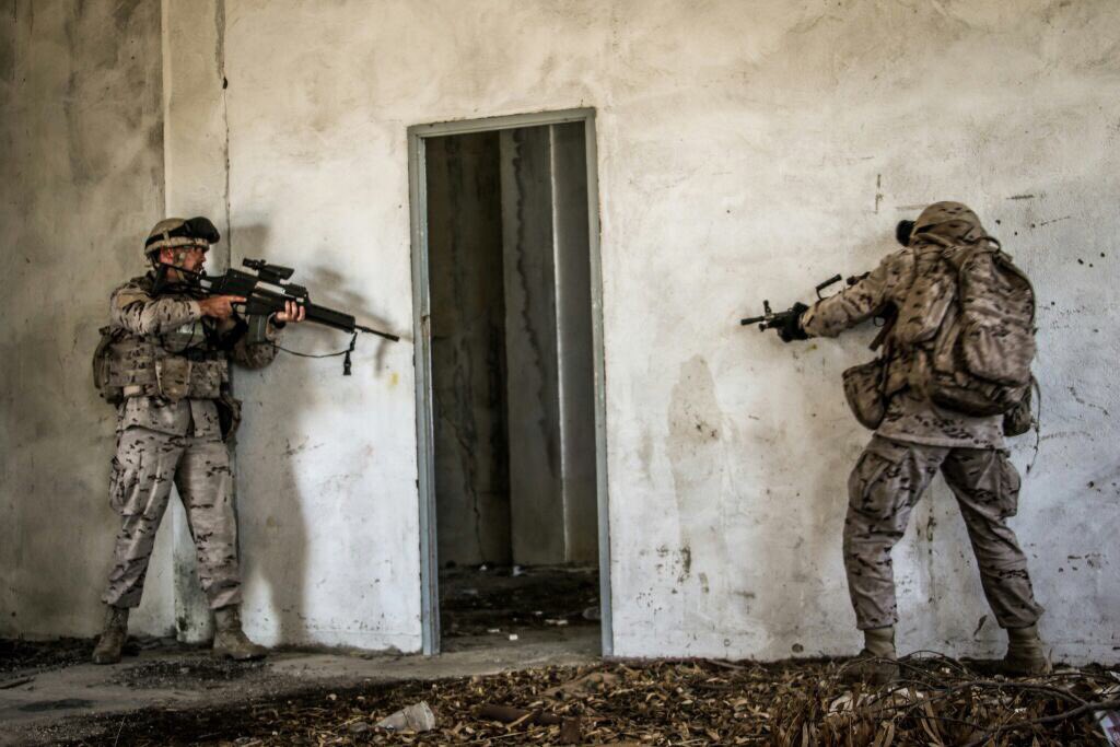 Armada_esp's tweet photo. El 2° Batallón de #Desembarco de la Brigada de Infantería de Marina Tercio de Armada se adiestra en movimiento en zonas urbanas en #Fadricas https://t.co/kUt1uzVWkW